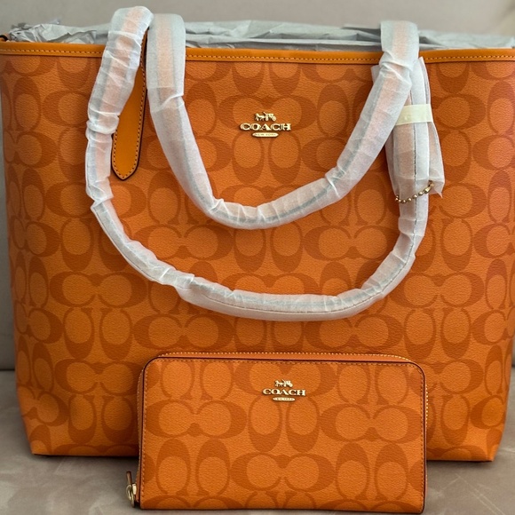 Coach City Tote with matching Coach Long Zip-Around Wallet - Picture 1 of 6